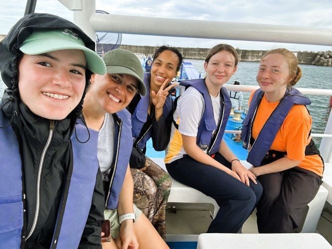 Personen auf einem Boot beim Freiwilligenprojekt Sea Turtle Conservation in Japan