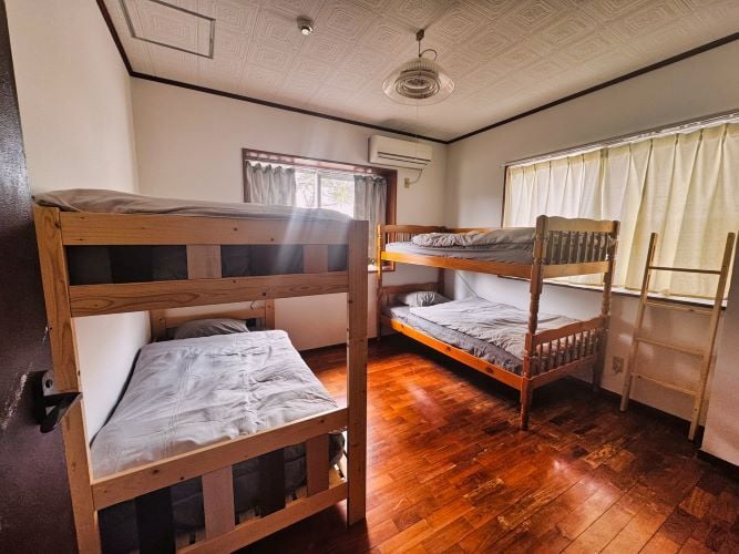 Mehrbettzimmer mit 4 Betten beim Freiwilligenprojekt Sea Turtle Conservation in Japan mit AIFS