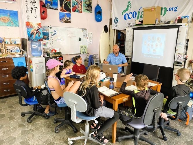 Unterricht beim Freiwilligenprojekt Sea Turtle Conservation in Japan