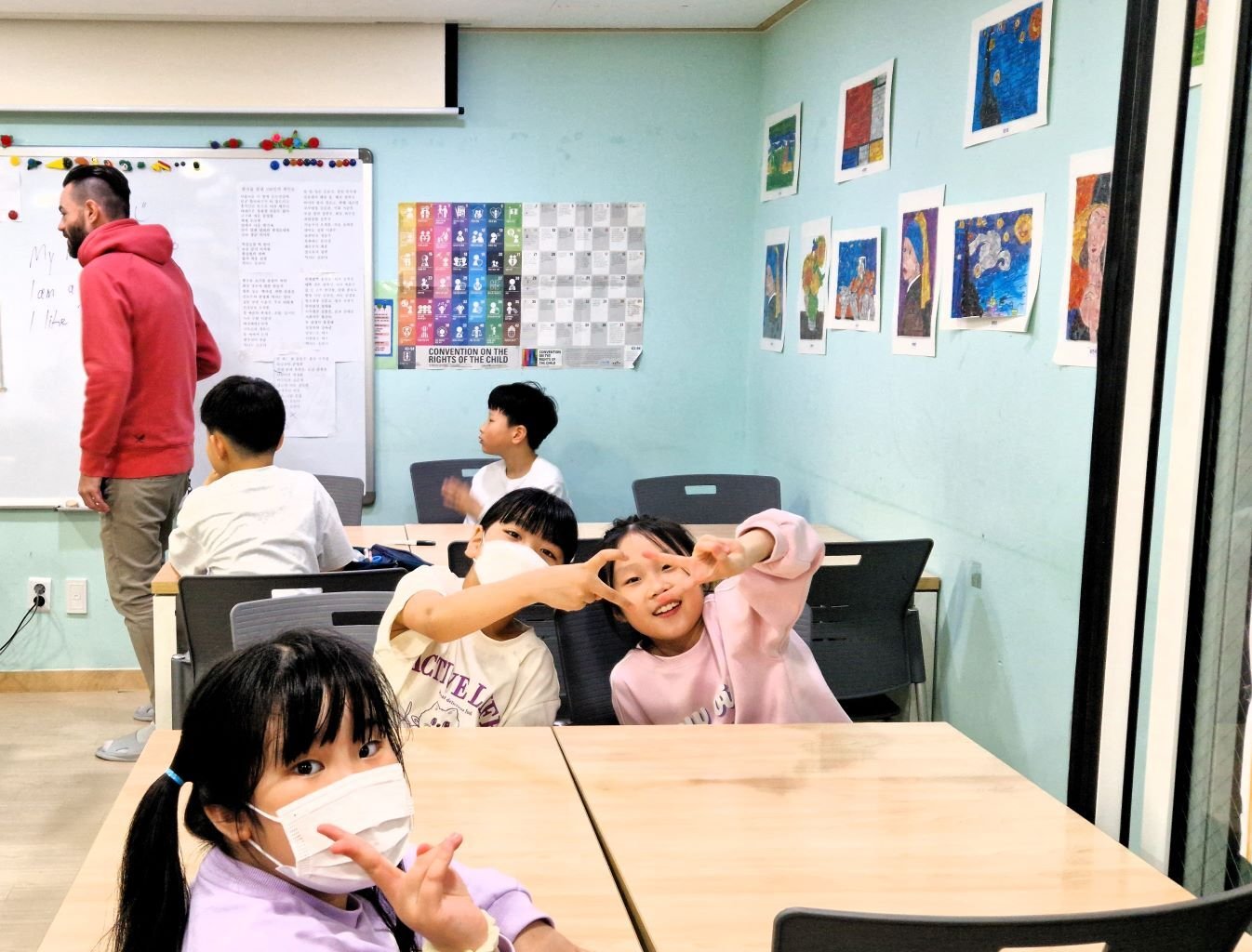 Kinder im Unterricht beim Freiwilligenprojekt Childcare in Südkorea mit AIFS