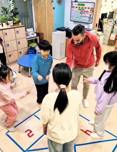 Volunteer und Kinder spielen beim Freiwilligenprojekt Childcare in Südkorea mit AIFS