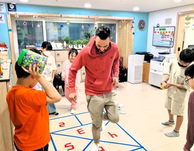 Hüpfkästchen beim Freiwilligenprojekt Childcare in Südkorea mit AIFS