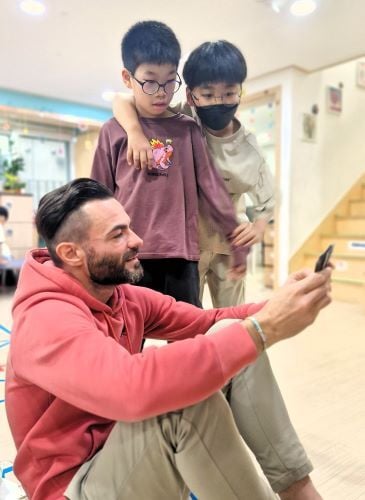 Pokemonkarten beim Freiwilligenprojekt Childcare in Südkorea mit AIFS