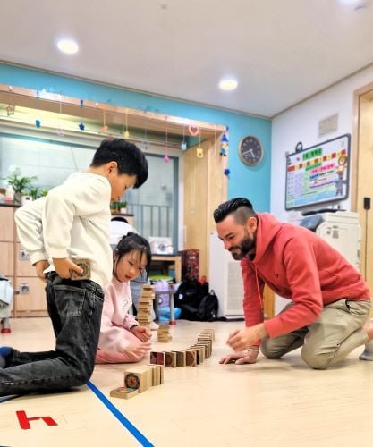 Kinder und Volunteer spielen beim Freiwilligenprojekt Childcare in Südkorea mit AIFS