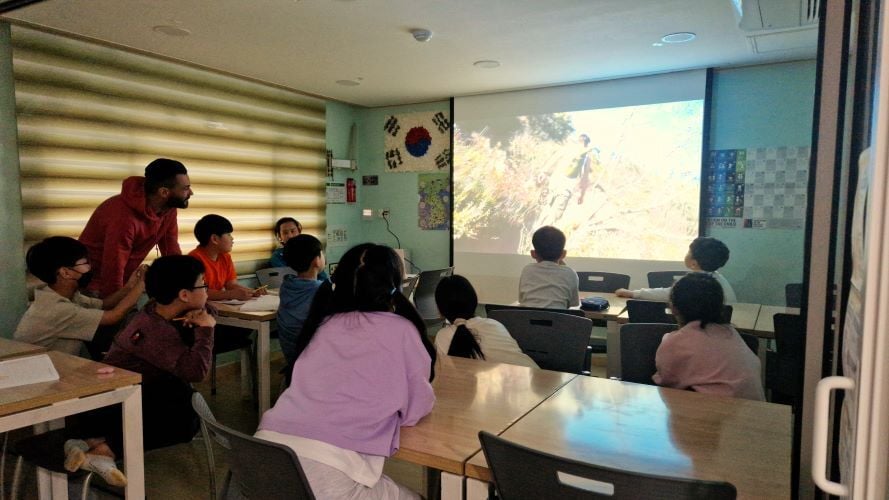 Volunteer zeigt ein Video beim Freiwilligenprojekt Childcare in Südkorea mit AIFS