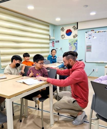 Volunteer unterrichtet beim Freiwilligenprojekt Childcare in Südkorea mit AIFS