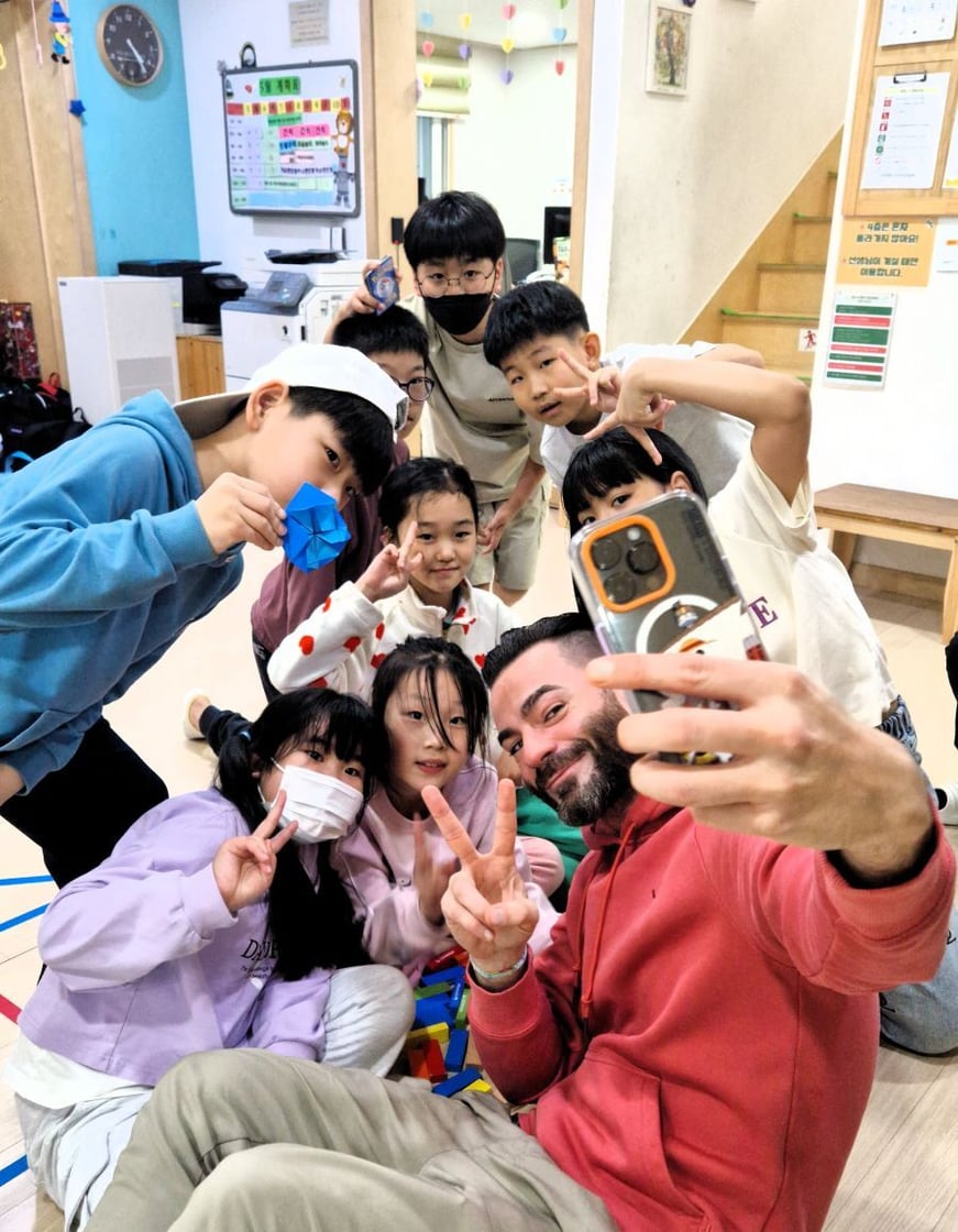 Selfie mit den Kindern beim Freiwilligenprojekt Childcare in Südkorea mit AIFS