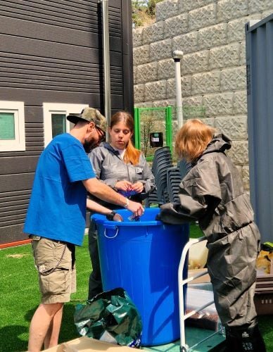 Volunteers füttern beim Freiwilligenprojekt Rescued Animals in Südkorea mit AIFS