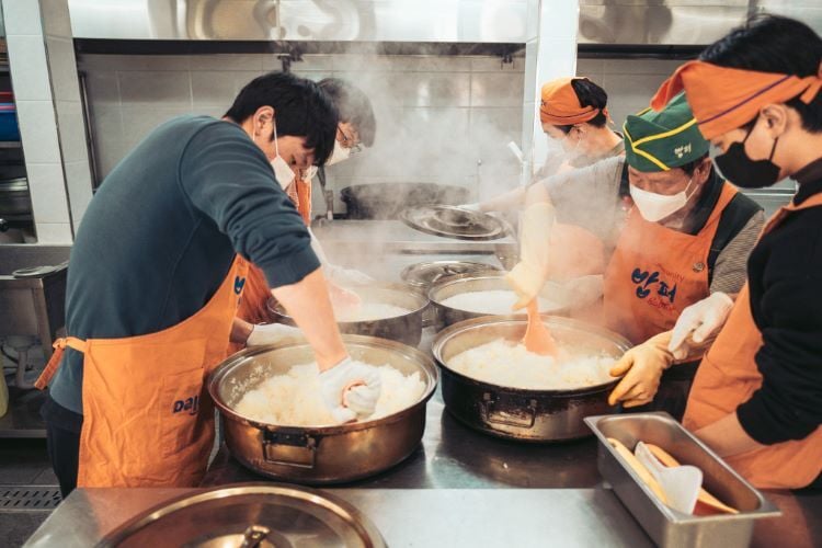 Kochen im Freiwilligenprojekt Soup Kitchen in Südkorea