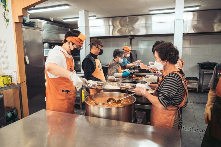 Essenzubereitung beim Freiwilligenprojekt Soup Kitchen in Südkorea