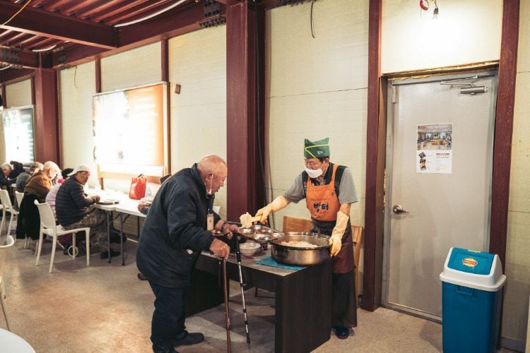 Menschen beim Freiwilligenprojekt Soup Kitchen in Südkorea