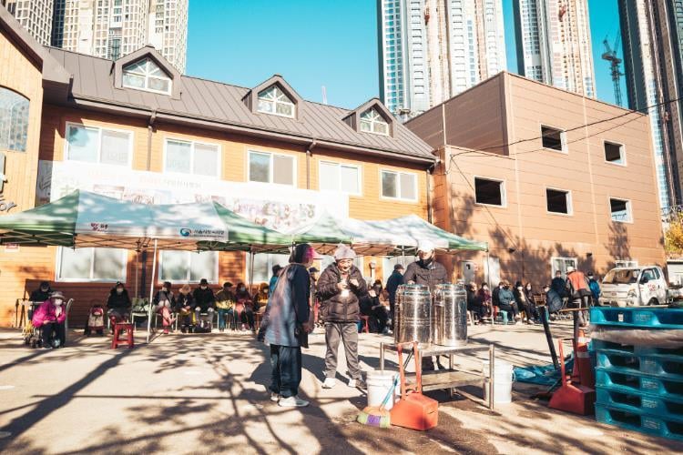 Ausgabe beim im Freiwilligenprojekt Soup Kitchen in Südkorea