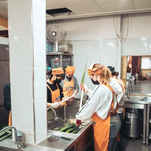 Volunteers waschen Gemüse beim Freiwilligenprojekt Soup Kitchen in Südkorea