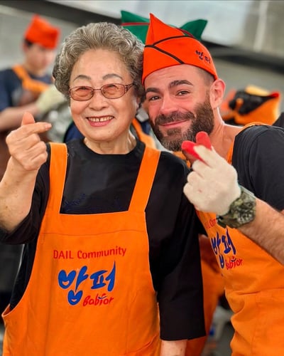 Nino beim Freiwilligenprojekt Soup Kitchen in Südkorea mit einheimischen Volunteers