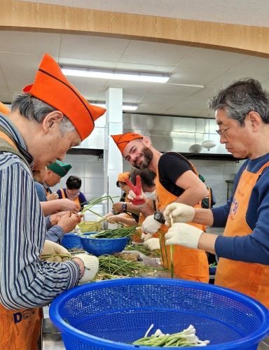 Nino beim Freiwilligenprojekt Soup Kitchen in Südkorea mit AIFS