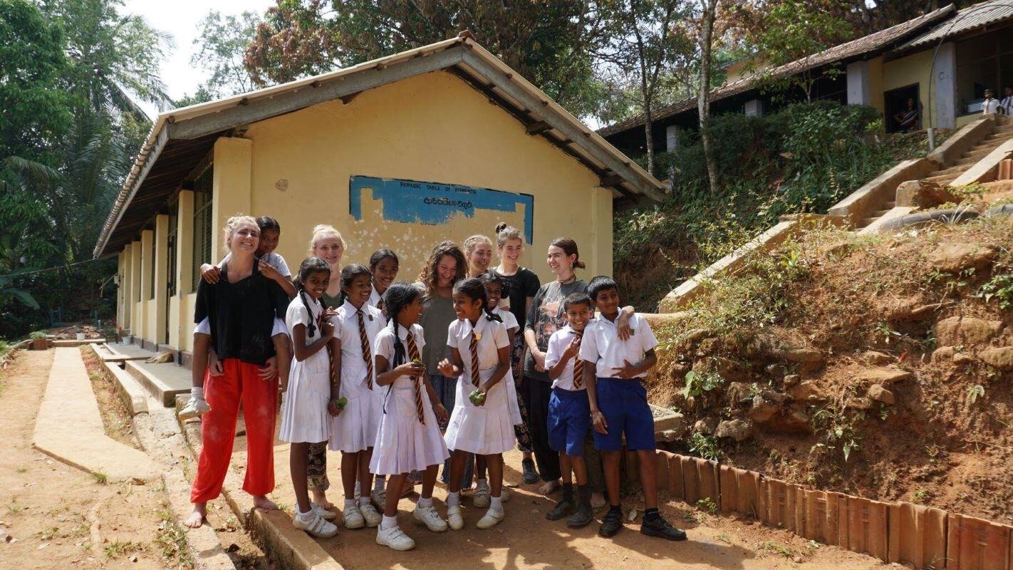aifs-freiwilligenarbeit-sri-lanka-renovation-and-construction-partnerfotos-personen-kinder-schule