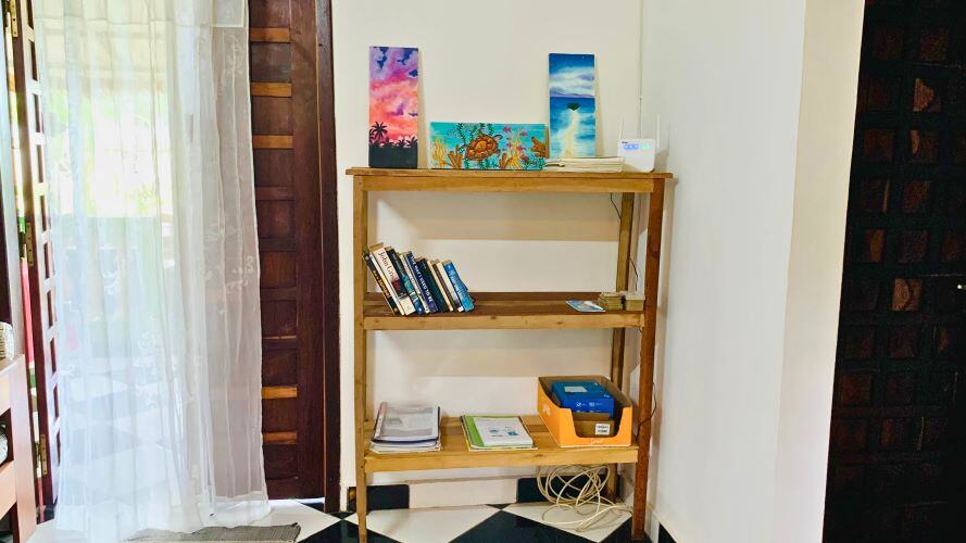 Bücherregal in der Unterkunft beim Freiwilligenprojekt in Madagaskar mit AIFS