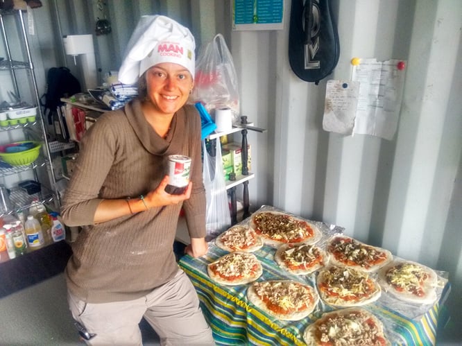 Volunteer kocht beim Freiwilligenprojekt Rainforest Conservation in Neuseeland