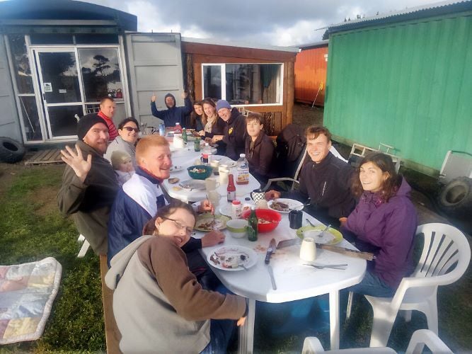 Volunteers beim Essen beim Freiwilligenprojekt Rainforest Conservation in Neuseeland