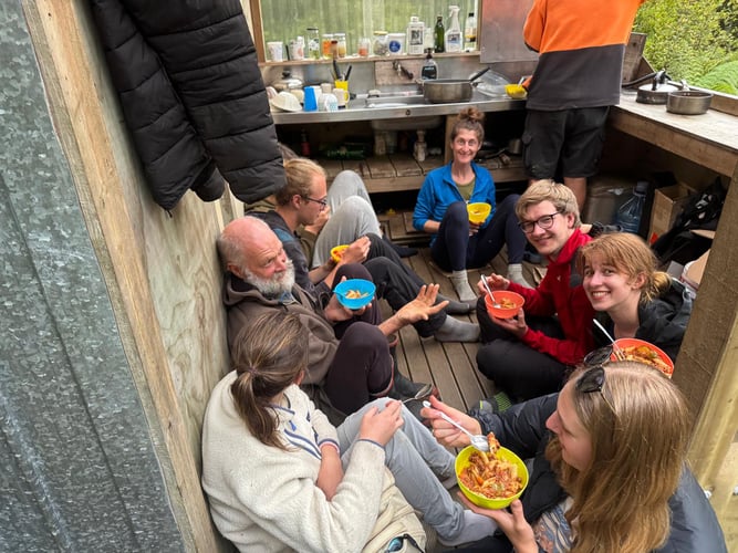 Volunteers beim Frühstück bei ihrem Freiwilligenprojekt mit AIFS in Neuseeland