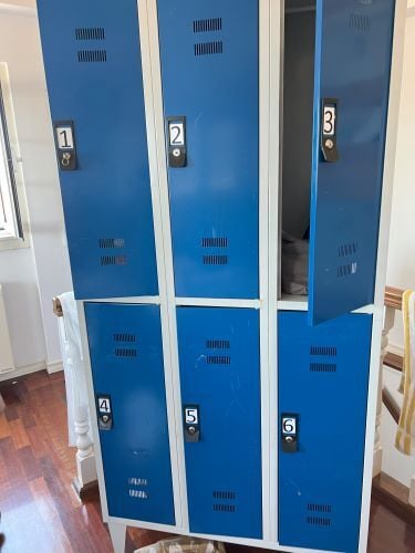 Schliessfaecher in der Unterkunft der Freiwilligenarbeit in Portugal