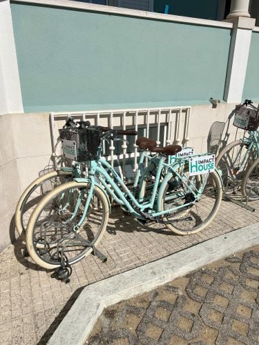 Viele Fahrraeder vor einem Gebaeude