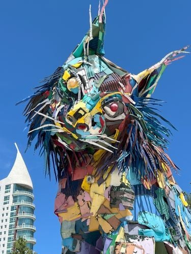 Eine Tierfigur in der Innenstadt von Portugal