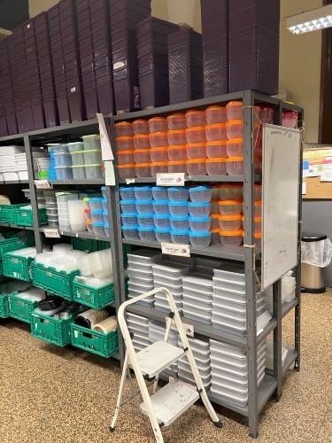 Ein Lagerraum von der Freiwilligenarbeit in Portugal