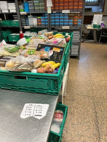 Kisten mit Lebensmittel in einem Lagerraum in Portugal