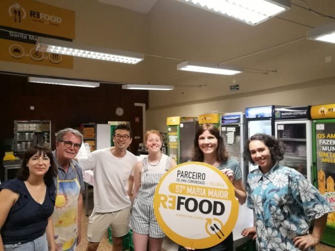 Ein Gruppenfoto von der Freiwilligenarbeit in Portugal in eine Kueche