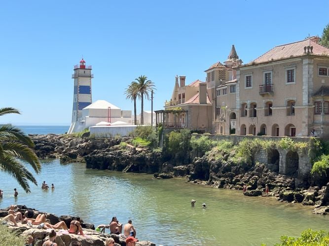Stadt am Meer in Portugal mit Palmen und Leuchtturm