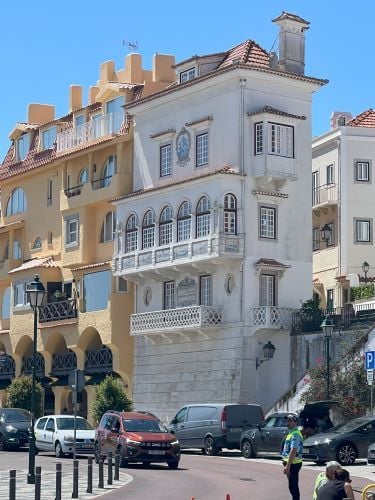 Die Innenstadt in Portugal mit vielen Autos und Gebaeuden