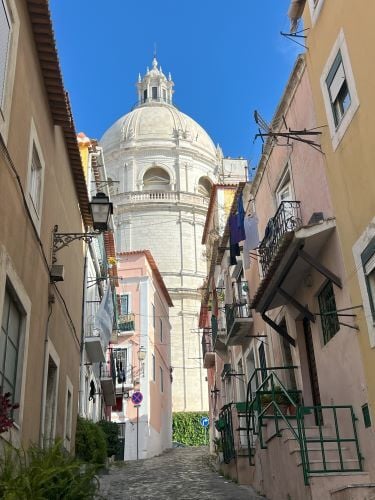 Strasse in der Innenstadt im Zentrum eine Kirche