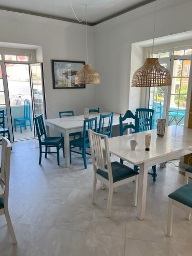 Esszimmer mit mehreren Tischen und Stuehlen in der Unterkunft in Portugal