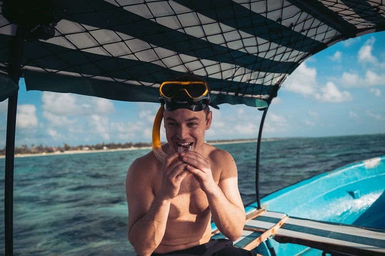 Jemand macht sich bereit zum Schnorcheln