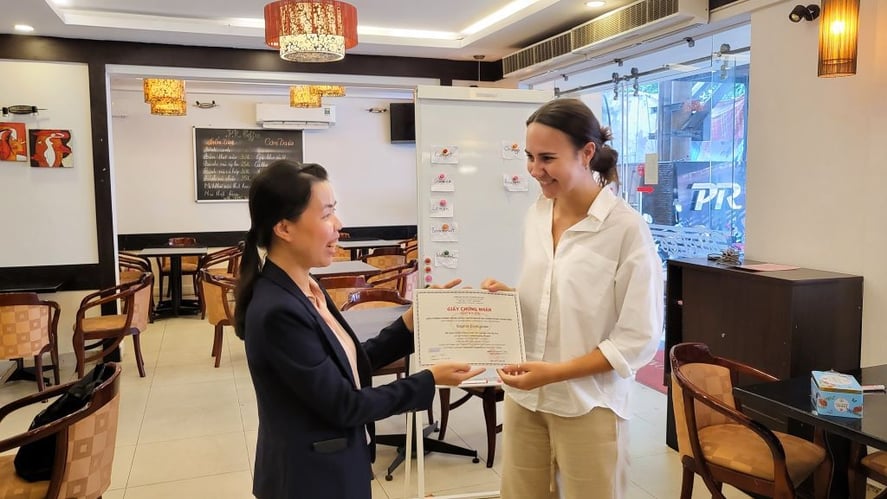 Person erhält eine Urkunde beim Freiwilligenprojekt English Teaching in Vietnam