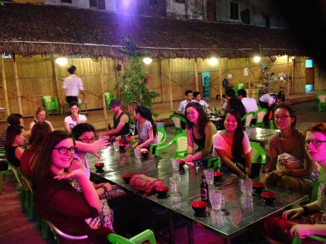 Volunteers beim Freiwilligenprojekt English Teaching in Vietnam sitzen abends zusammen