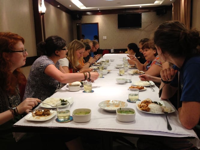 Personen beim Freiwilligenprojekt English Teaching in Vietnam mit AIFS am Essen