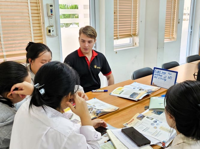 Person unterrichtet beim Freiwilligenprojekt English Teaching in Vietnam
