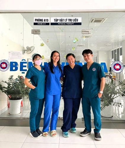 Gruppenfoto von Ärzten beim Medical Freiwilligenprojekt in Vietnam