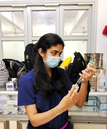 Teilnehmende zieht Spritze auf beim Medical Freiwilligenprojekt in Vietnam