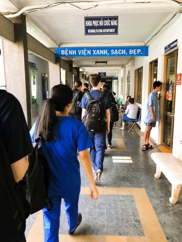 Teilnehmende beim Medical Freiwilligenprojekt in Vietnam im Krankenhaus