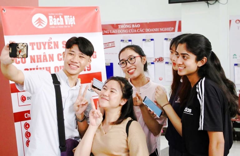 Selfie von Teilnehmenden beim Medical Freiwilligenprojekt in Vietnam