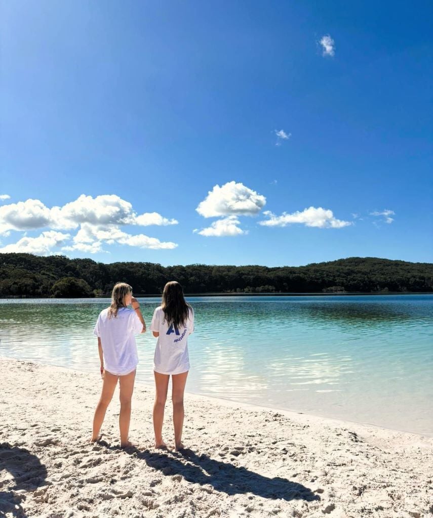 Nele und eine Freund am Strand während des High School Jahres in Australien mit AIFS