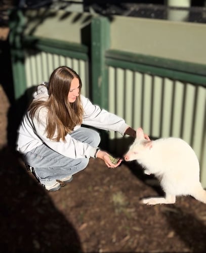 Nele und ein Känguru während ihres Austauschjahrs in Australien mit AIFS