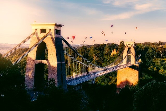 Ein Foto der Clifton Suspension Bridge in Bristol mit vielen Heißlustballons im Hintergrund