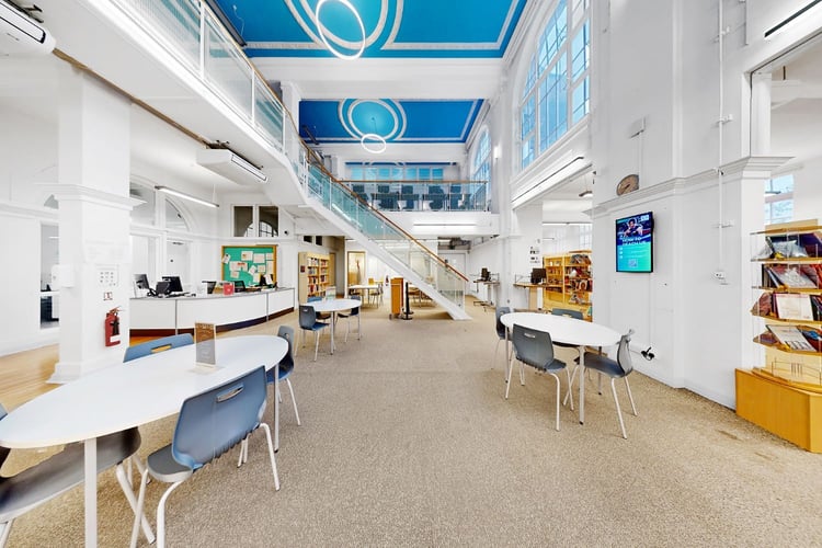 Ein Aufenthaltsraum bzw. eine Bibliothek am New City College in London.