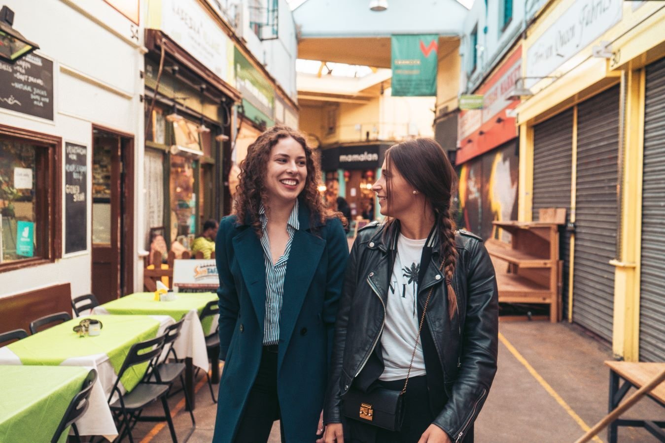 Austauschschülerinnen beim High School Jahr in England mit AIFS