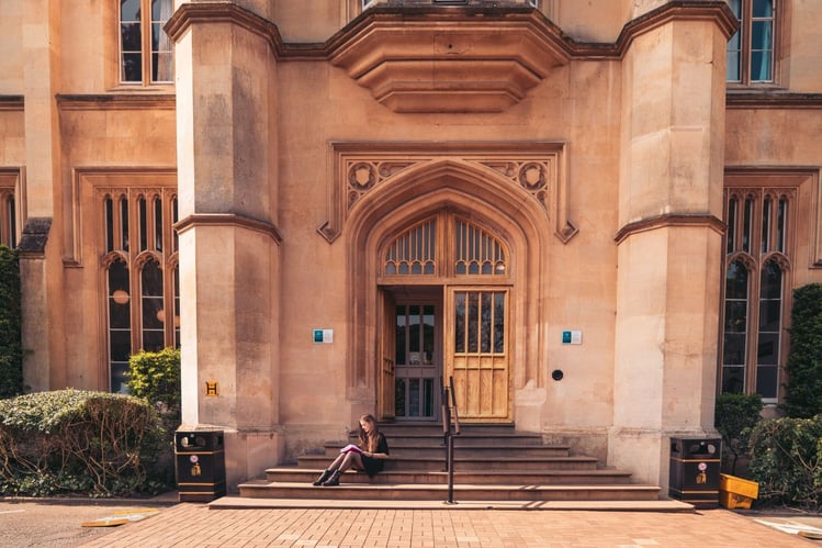 Schülerin vorm Eingang einer High School beim Schüleraustausch in England mit AIFS