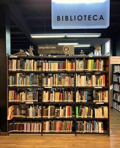 Bibliothek beim Auslandssemester in Costa Rica mit AIFS